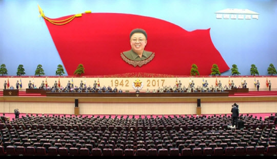 김정은 북한 노동당 위원장의 아버지 고(故) 김정일 국방위원장의 생일(광명성절ㆍ2월 16일) 75돌 기념 중앙보고대회가 15일 평양체육관에서 진행됐다고 조선중앙TV가 보도했다.